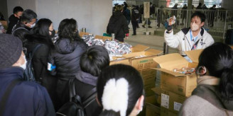 【生活困窮者】都庁前の食品配布に900人超、「1日1食」で耐える困窮者も…“物価高”深刻な状況続く中、年末年始「炊き出し」各地で実施