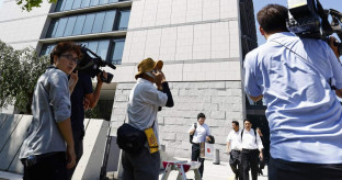 【社会】維新・石井章参院議員の事務所を東京地検特捜部が家宅捜索　秘書給与詐取の疑い