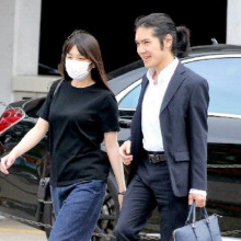 【皇室】ベビーカーはイタリア製、子育てスタイルは欧米流…眞子さん小室圭さん夫妻の類例を見ない「第一子報道」でみえた日本との「距離」