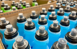 【米国研究】鮮やかな色の食べ物や飲み物には合成着色料 （赤色40号）や大量の砂糖が隠れている