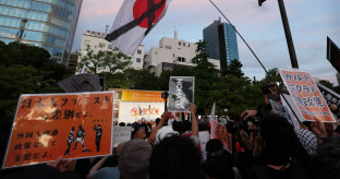 【社会】「日の丸にバツ印」掲げた大学生　あいまいな国旗損壊罪に「怖い」 ★2