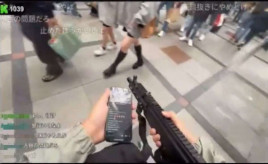 【迷惑動画】「悪いことしてないもん」模造マシンガン持ってミナミを闊歩　迷惑系ライブ配信で警察出動