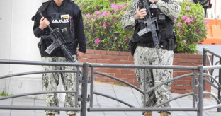 【社会】米兵が小銃持ち基地外で警戒　市民団体が抗議　神奈川・横須賀