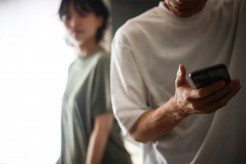 【調査】SNSで異性とやりとり《不倫》になる？→既婚男女の約7割「なる」