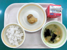 【物価高】福岡市、唐揚げ1個の給食、SNSで「寂しい」相次ぐ、麦ごはん、鶏の唐揚げ1個、春キャベツのみそ汁、牛乳　「同じ価格では、以前と同じような献立は立てられない」