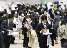 【大企業との格差拡大】初任給大幅増、中小企業は二の足　現社員の士気に影響