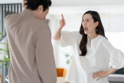 【SNS】妻が「やめて」と言っても胸やお尻を触る夫…「家庭内痴漢」は「ただのスキンシップ」では済まない？