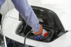 【自動車】商談4千件も希望はゼロ 国内不調の中古EV、輸出増は「経済損失」
