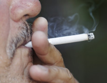 【米ヴァンダービルト大学研究】年収1万5000ドル未満の人は、年収が5万ドルを超える人よりも10年以上早く死亡する 「タバコの喫煙は米国の主な死因である、しかし貧困による死亡の規模は喫煙よりも大きい」