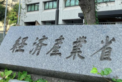 【経済産業省】キャッシュレス決済比率に新指標　計算式変更で昨年は42→51%に