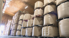 【米】コメが倉庫の天井近くまで山積みに… 「コメが余って売れない」 「年明け以降は価格下がる」 国の政策に振り回されたコメ業界