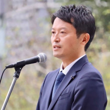 【兵庫県知事】斎藤元彦氏 知事就任式に1200人 県職員から花束「知事、もう少し笑ってください！」呼びかけも硬い表情崩さず