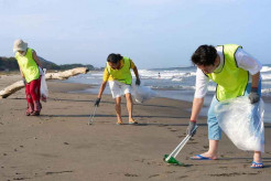 【社会】「日本人の民度が落ちましたね」　花火大会後のビーチの実態に衝撃　「どこまでも身勝手な人が多すぎ」と批判相次ぐ