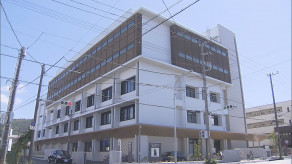 【静岡】スーパーの駐車場で「当たり屋行為」か…歌手の男を詐欺罪で起訴　被害者「執拗に電話がありさらに百数十万円渡した」