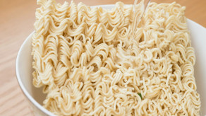 【エジプト】13歳の少年が未調理のインスタントラーメンを食べ、30分後　激しい腹痛と嘔吐を起こして死亡