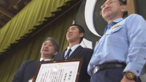 【広島】 「一度きりしかない人生じゃけ」高校生に警察署長から感謝状　死のうとした高齢女性を引き留め…　広島
