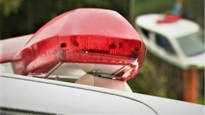 【愛媛】停車中の軽乗用車に自転車が追突 19歳男子大学生が死亡
