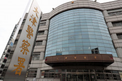 【滋賀】量販店前で27歳妊婦を殴った疑い、42歳無職男を逮捕　とっさに腹部をかばう、胎児は無事