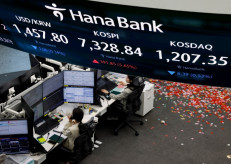 【韓国総合株価指数（ＫＯＳＰＩ）、初めて８０００ポイントを突破　1週間前に７０００超え】年初来の上昇率は９０％に、２０２５年は７６％上昇