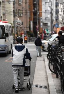【社会】生活保護、受給者の半数は高齢世帯　主婦として過ごした単身高齢女性の困窮リスク高く