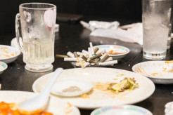 【居酒屋の店主が激怒】「ックソが！食べ物のお皿吸い殻なに入れてんだよ！もう使えねーじゃん！心当たりある奴見てるか？ もう来んな」
