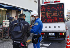 【衝撃】青切符導入を前に取り締まりが厳格化！？　キーワードは「危険性帯有」　自転車の違反で"クルマの免停"が急増中！！