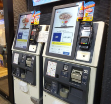【ハイテクの壁】「店員の仕事だったことを、なぜ客が？」セルフレジやQR・タッチパネル注文に疲弊する人々の声。操作方法もバラバラで困惑