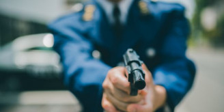 【社会】「撃たれても撃っちゃイカン」警視庁OBが明かす拳銃使用の葛藤…河内長野「2発で射殺」なぜ起きた？ ★2