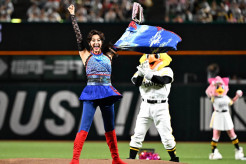 【ソフトバンク】藤原紀香　キャッツアイ衣装で人生初のノーバン投球に成功「本当にうれしい！」