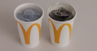【経済】マクドナルド、紙ストローやめます→カップのフタに飲み口 ストローを使わずに飲めるように