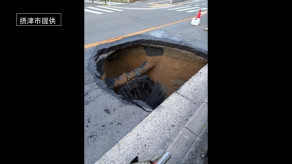 【大阪・摂津市】道路陥没で通行止め 下水道管とマンホールの継ぎ目はがれ土砂流入か