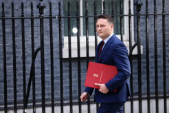 【国際】 英保健相が辞任、首相の指導力に「不信任」