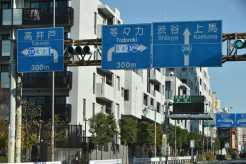【運転】増加する来日外国人から「日本の標識はわかりづらい」の声！　それを受けて「改正すべき」の意見も上がるがそれって本末転倒では？