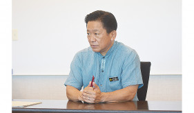 【沖縄】「偏向に近い教育受けた」　中山石垣市長、日の丸・君が代で