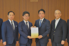 【社会】「自衛隊へ外国人登用検討を」　笹川平和財団が小泉防衛相に提言