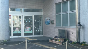 【社会】 東京・福生市の児童館に米軍のパラシュート落下していた　米軍は夜間に無断で回収か　児童館の職員が屋上で部品見つけて発覚　市は「強く抗議していく」