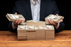 【お金】世帯年収1000万円でも「お金持ち」には程遠い…。都内だと世帯年収いくらから「お金持ち」といわれる？