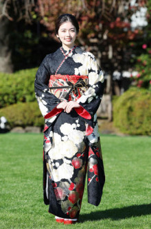小芝風花「怒濤の１年だった」梅の花が印象的な黒地の着物で登場 2024年新春晴れ着撮影会