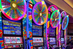 【娯楽か賭博か　いつでもどこでもスマホでギャンブルの米国】スポーツ賭博の解禁で米国民はスポーツに2200億ドル（34兆円）以上を賭けている