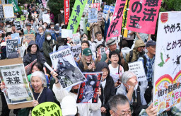 【反戦デモ・国会前に１万５千人】「戦争止めよう！」　「戦争したがる首相はいらない」　「高市政権今すぐ退陣」 ★2