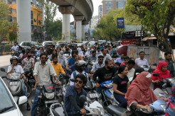 【インドでガソリンスタンドに市民が殺到・パニック買い】「在庫なし」の看板を掲げる店が続出