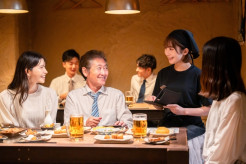 【個人経営】居酒屋で「ソフドリのみ」は“野暮な客”!?「飲み物はアルコールのみ」の店に賛否…SNSでは「飲めない客は迷惑」の声も