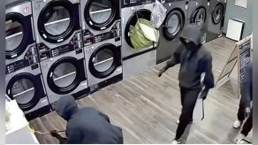 【福島・いわき市】全身黒ずくめの３人組、コインランドリーで機械壊し１０万円盗む…わずか３分の犯行が防犯カメラに