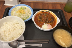 【2002年は580円だった松屋の『うまトマハンバーグ定食』が980円でレギュラー化という時代の変化】実食した記者は　「高いと感じるけどこのメニューでしか楽しめない味がある」