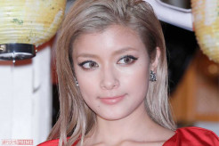 【芸能】農業に挑戦中のローラさん、胸元がこぼれそうなほど露出の多い衣装で「梅干し作り」をし物議