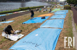 【現場ルポ】夏の風物詩が喰い物に…隅田川花火大会で暗躍した中国人「場所取り転売ヤー」の高笑い