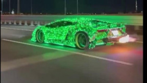 【違法改造】ド派手な電飾で火を噴く「ランボルギーニ」を不正に車検通させたか、6人の男を逮捕