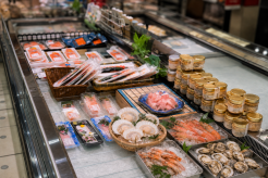 【中国SNS】床に落ちた魚の切り身を店員が……日本のスーパーで衝撃＝中国ネット「精神が崩壊」「普通じゃない？」