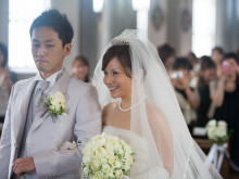 【結婚】ブラジャーが見える「ウェディングドレス」を着た花嫁に厳しいコメントが相次ぐ。「他人の意見は気にしない」と反論も賛否両論