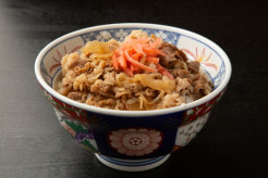 【家計】松屋で毎日「460円」の牛めしを食べる友人。「自炊だと50円も高い」とのことですが、物価高でも「自炊」のほうがコスパはいいですよね？